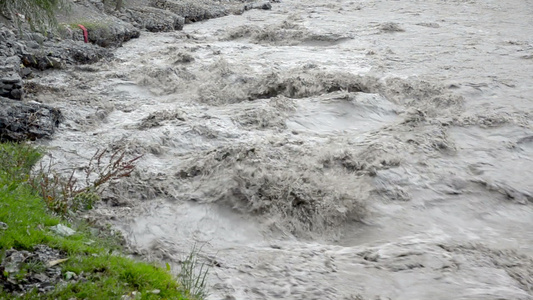 雨季时的快速海燕河视频