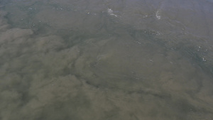 肮脏的水流危险的漩涡排放污水泥流作为环境污染和全球14秒视频