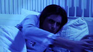 晚上睡在床上的女士生病了21秒视频