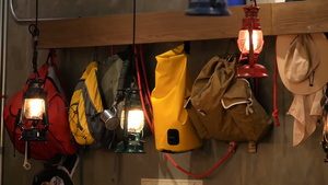 彩色旅游背包挂在墙上9秒视频