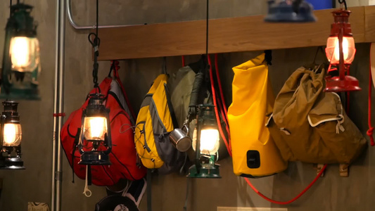 彩色旅游背包挂在墙上并用旧式灯笼挂在墙上视频