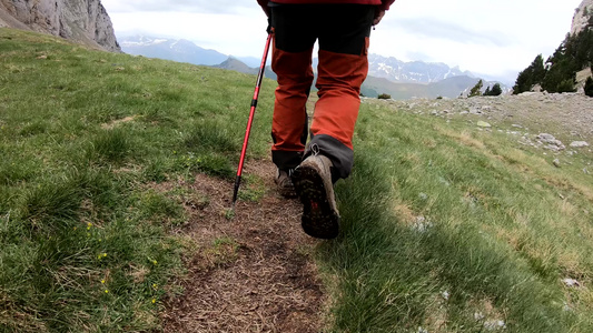 山上徒步登山后方看到人背面用背包在路上行走视频