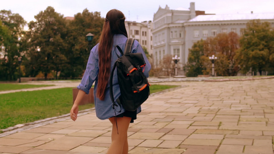 在城市里看到年轻女子背着背包走路视频