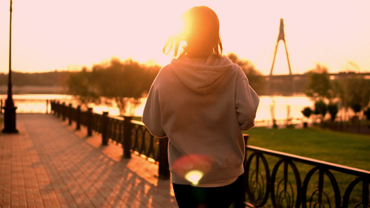 日落时运动的女性视频