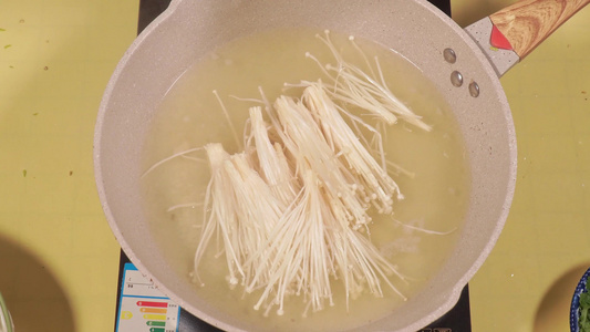 水盆清洗金针菇焯水涮金针菇食用菌视频