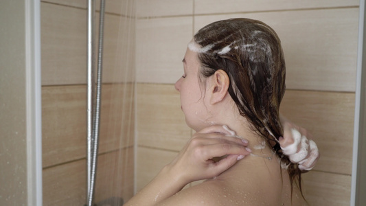 淋浴的年轻妇女视频