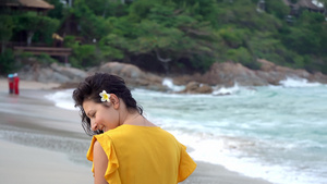 一位身着黄色连衣裙的苗条年轻美丽的黑发女孩在海湾边9秒视频