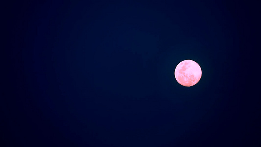 粉色月亮在夜空中漂浮视频