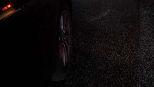 在沥青上驾驶汽车轮胎视频