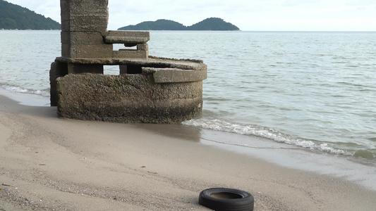 沿海海岸的轮胎垃圾视频