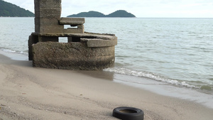 海岸的轮胎垃圾13秒视频