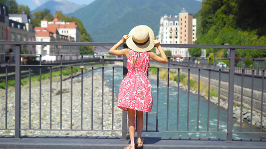 在一个欧洲城市的山河堤边上戴着帽子的小姑娘们视频