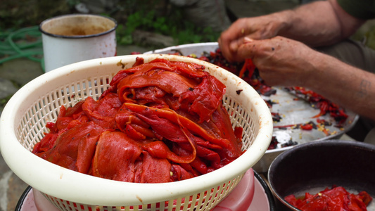 清洁烤红辣椒放在塑料碗里从上方查看视频