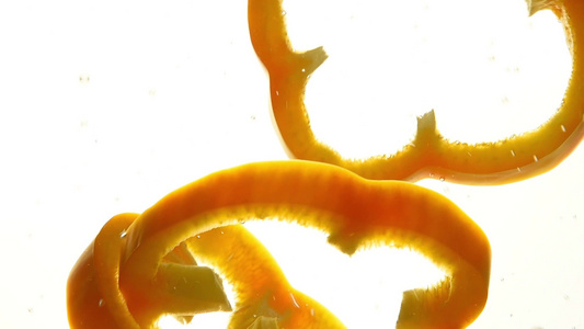 黄黄胡椒切片扔在水中漂浮视频