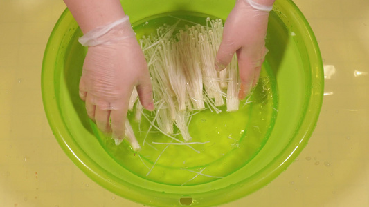 水盆清洗金针菇焯水涮金针菇食用菌视频
