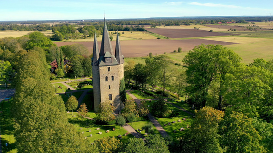 瑞典胡萨比基督教教堂鸟瞰图视频