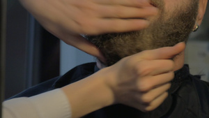 女性理发师的手抚摸胡须17秒视频