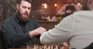 长胡子的男人看着象棋棋盘喝着威士忌17秒视频