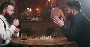两兄弟在酒吧里下棋和喝威士忌23秒视频