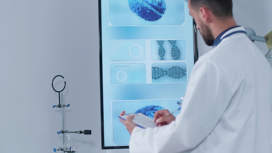 现代研究中心的医生手持枪拍摄在剪贴板上作笔记视频