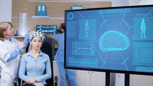 穿戴脑扫描仪的女子用大脑活动进行TV屏幕15秒视频