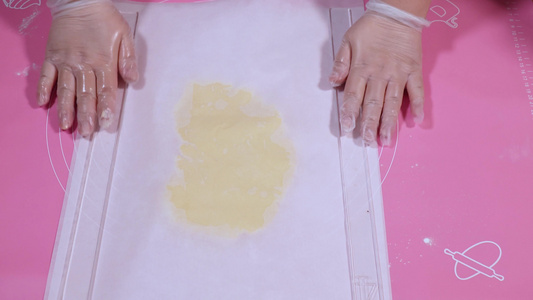 撕油纸拆分油纸擀面饼做饼干视频