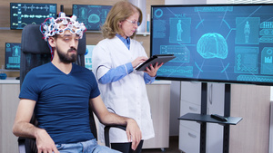 从脑电波扫描器中读取数据的女性神经学家14秒视频