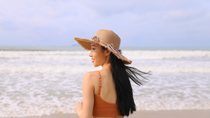 三亚海边戴着遮阳帽的女性23秒视频