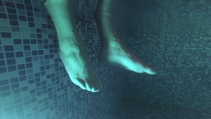 在水下移动的人在游泳池的水下22秒视频