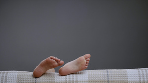 沙发孩子的小腿孩子孩子在睡觉时挥舞着有趣的脚安慰24秒视频