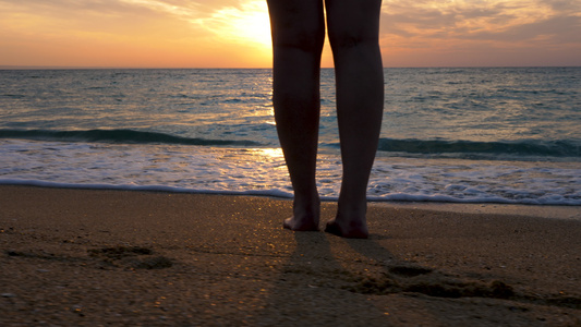 女人脚踏在沙滩上在水中放松视频