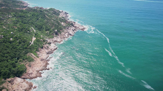 4K海岸线礁石海水海浪浪花航拍视频视频