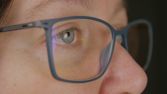 美貌视觉眼科概念在近距离的眼镜中视频