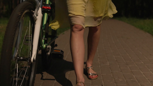 妇女骑着自行车走路视频