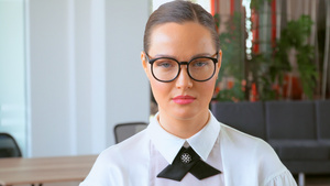 优雅衬衫和眼镜办公室的肖像专画企业家11秒视频