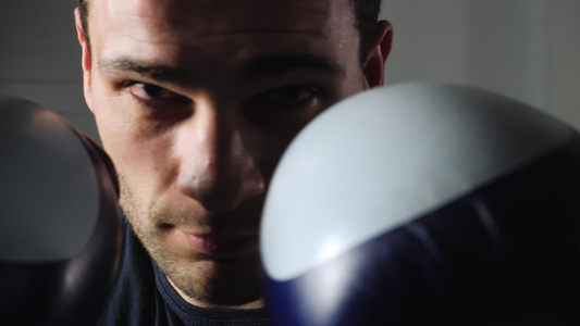 用拳击手套前置摄像头特写脸男拳击手戴着拳击手套的男视频
