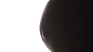孕妇在怀孕第九个月抚摸她的腹部在白色背景背光剪影上9秒视频