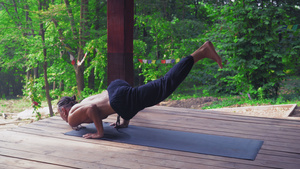 男人做瑜伽练习抬起一条腿弯下另一条腿12秒视频