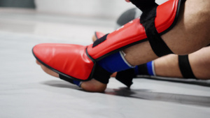 男拳击手在腿上防护设备8秒视频