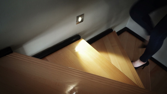 晚上在豪华住宅里走着木制的明亮楼梯视频