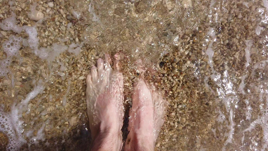 在海浪中雌性腿视频