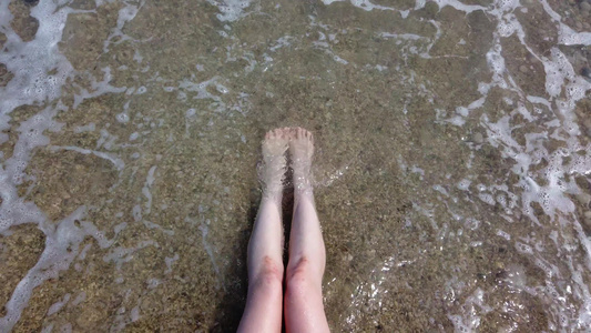 在海滩上洗净女性的腿视频