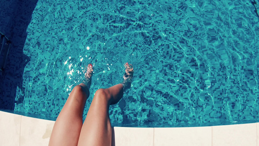 游泳池水中的女腿视频