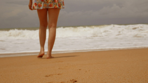 赤脚在湿沙岛海滩上徒步走路的年轻女孩14秒视频