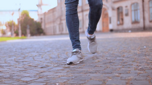 男性腿在人行道上行走23秒视频