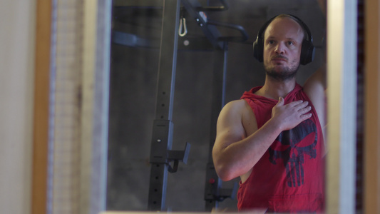 高加索人在他的家庭健身房热身的镜子反射视图车库健身房视频