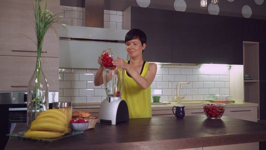 女性画像用浆果做早餐视频