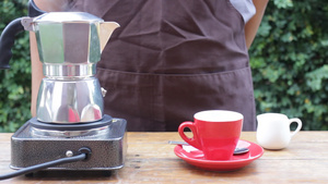 自己自制的热咖啡用莫卡锅喝18秒视频