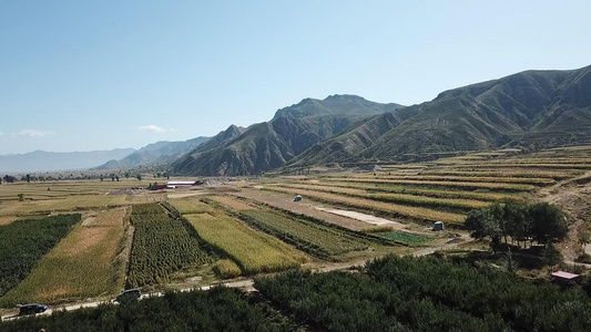 航拍大山田野风光视频