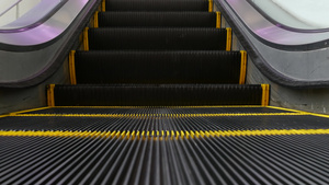 现代自动扶梯楼梯的低角度环形透视图自动升降机机构楼梯10秒视频
